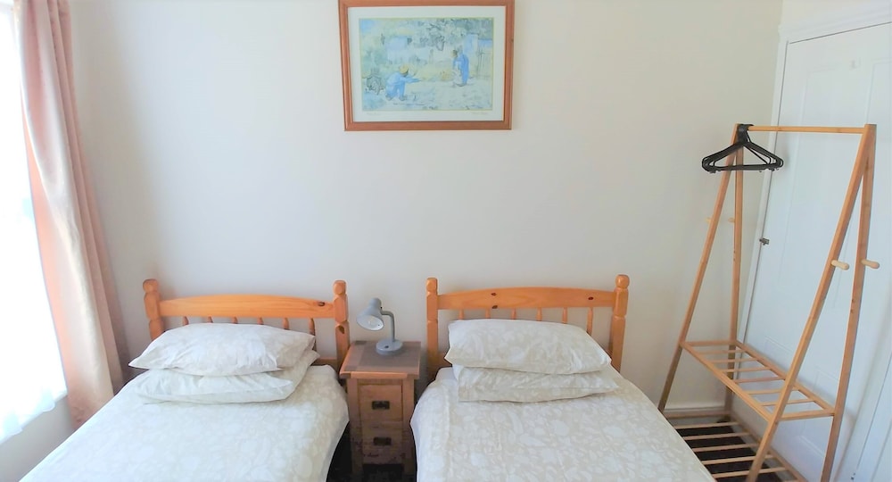 3-bed House With Superfast Wi-fi, DW Lettings 15vr view 3
