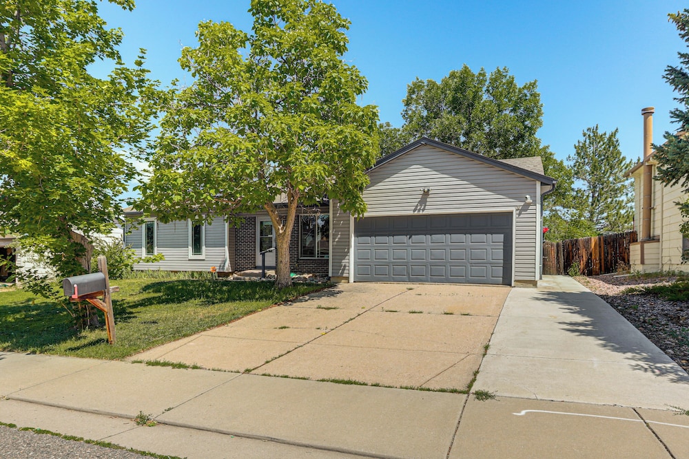 Pet-friendly Retreat w/ Fenced Yard in Aurora