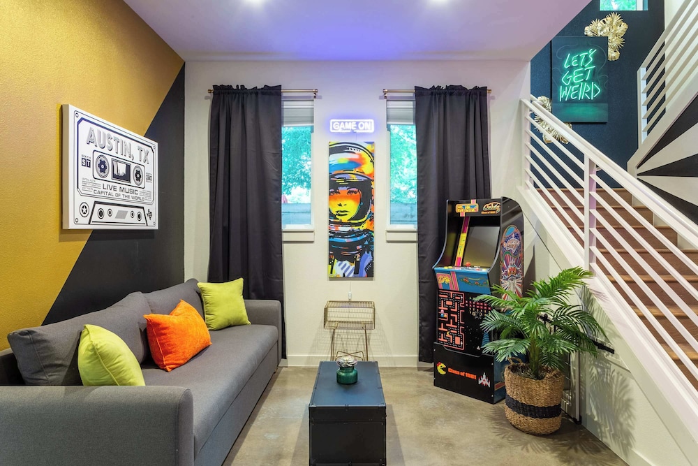 Upstay: Luxe Pool Retreat7 Min to Rainey St