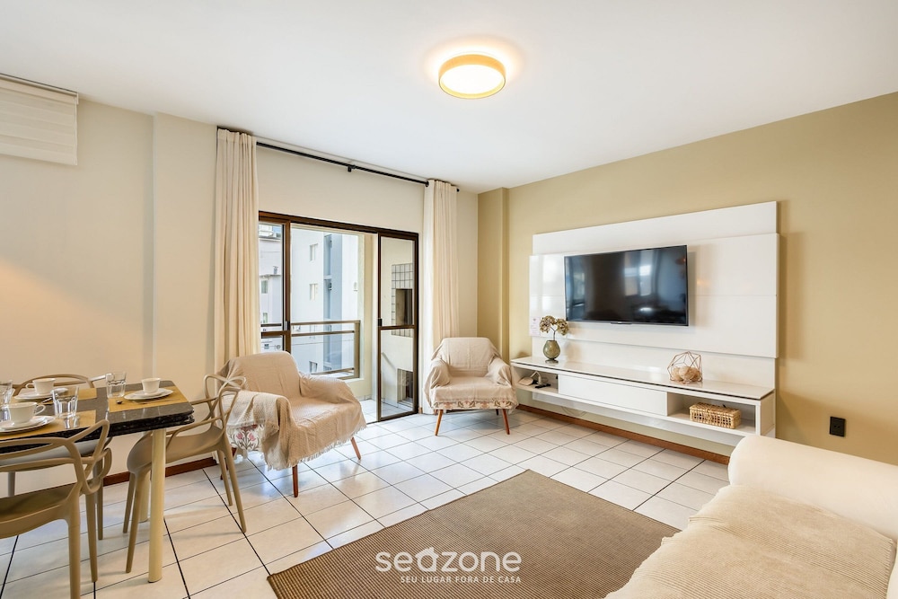3BR apt w/ Balcony, 150m to sea Meia Praia Eis305