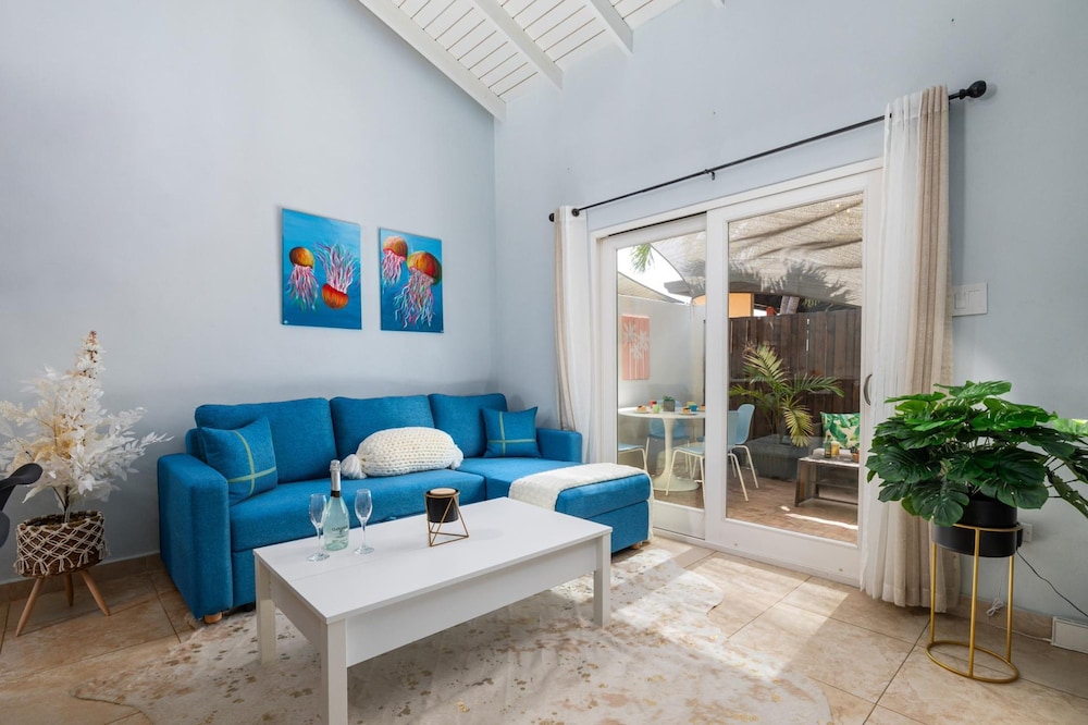 Tranquil 2br2ba Close to the Beach Shared Pool