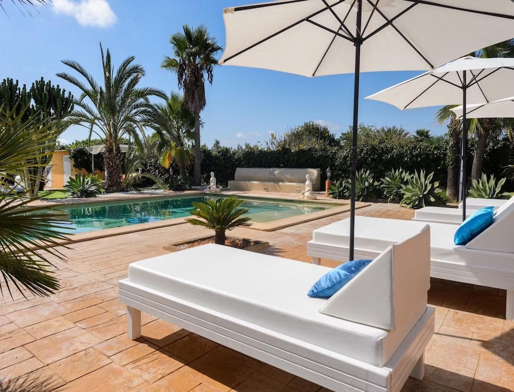 Modern Villa With Pool Near Town