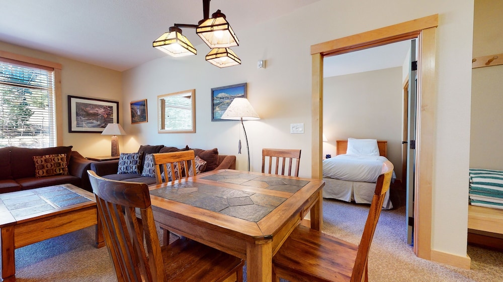 Sunstone 106 Comfortable Apartment with Great Complex Amenities close to Ski-In Ski-Out by RedAwning view 3