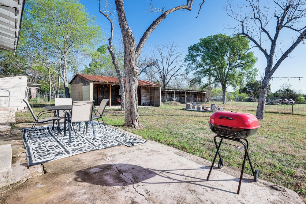 2 Mi to Landa Park: Farmhouse w/ Fire Pit!