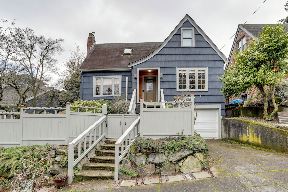 Charming Tudor-style Apt Near Green Lake!