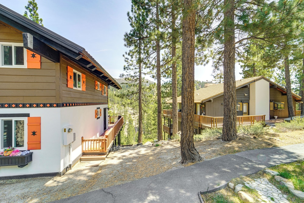 Walk to Diamond Peak: Luxe Chalet w/ Mtn-view Deck