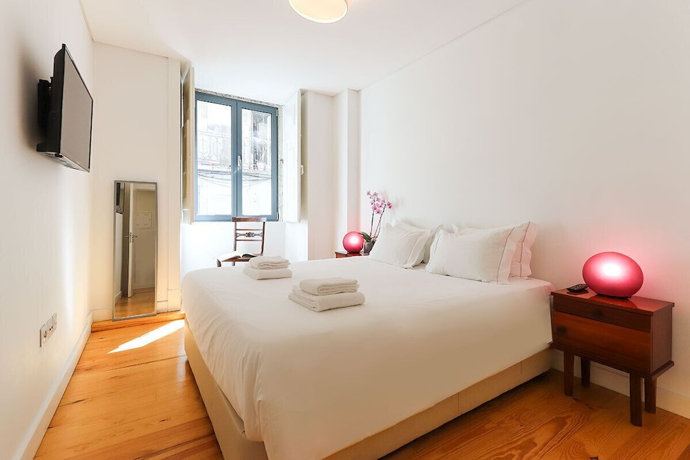JOIVY Spacious & elegant 1-bed flat, moments from Avenida station view 5