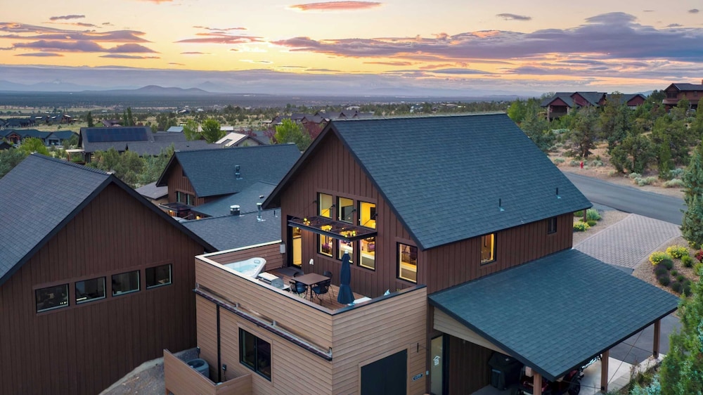 Brasada Ranch Retreat w/ Hot Tub + Views Resort Access w/ Pools, Horseback Riding, Sports, and More Hat Rock Loop by Avantstay