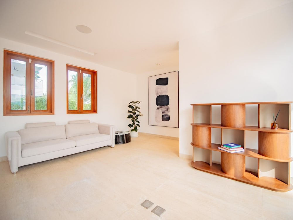 Luxurious 5bedroom White Estate Villa Private Lake