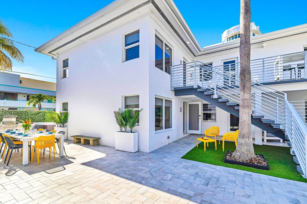 Beach Condo King Bed Lush Patio w BBQ Birch Key Five
