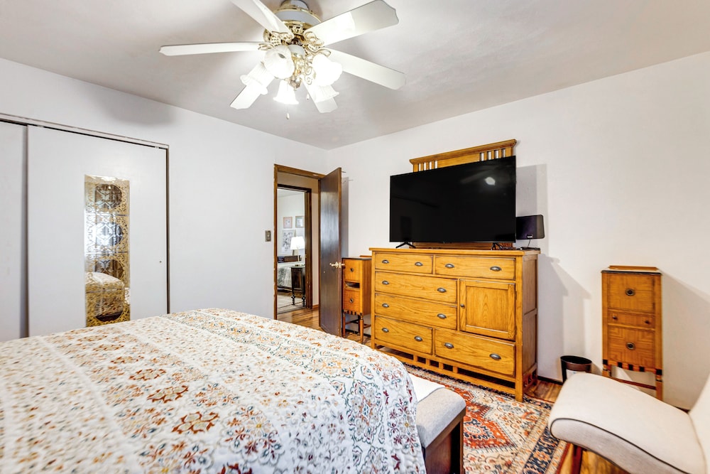 12 Mi to Dtwn St Louis: Family Home w/ Fireplaces!