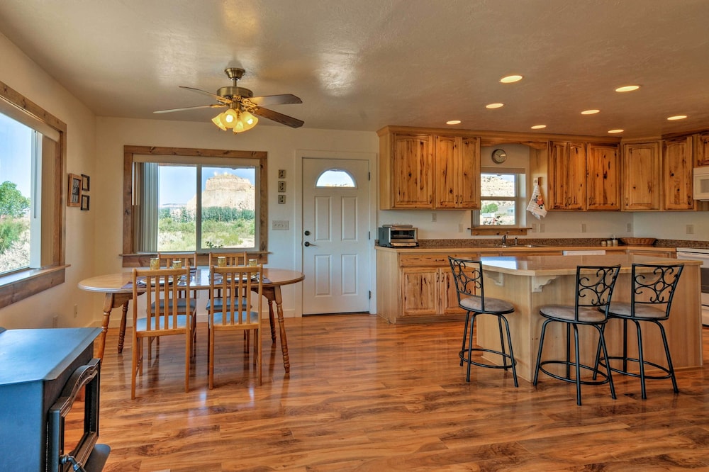 Cozy Henrieville Cabin: 18 Mi to Bryce Canyon NP! view 3