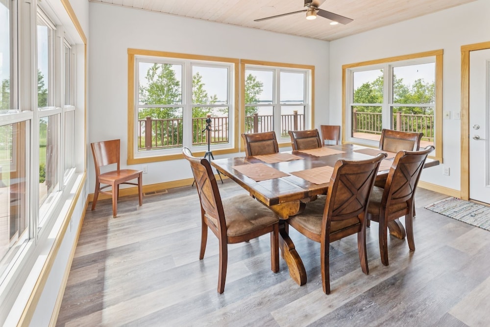 Lakeside 4br Retreat Private, Peaceful & Scenic 4 Bedroom Villa