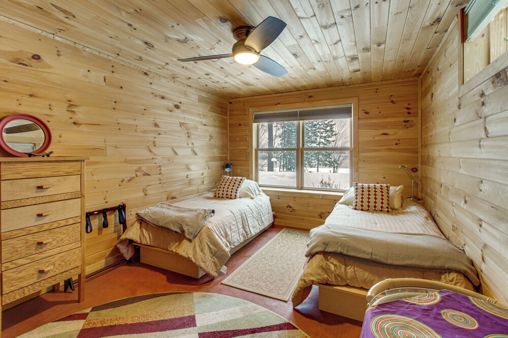 Dock & Foosball: Esquagama Lake Family Cabin