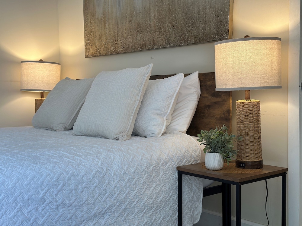 Islands Inn on the Drive - Reflection Room - Queen Bed - B3
