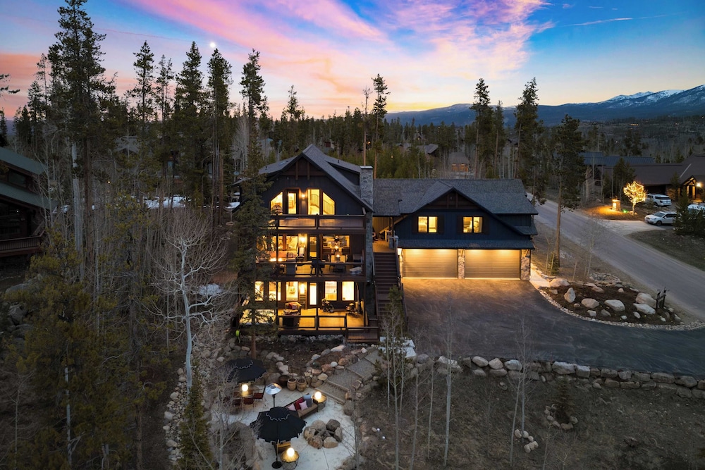 Winterhaven Estate by Avantstay Sleeps 19 Guests Mountain Compound w/ Views, Firepit, Hot Tub