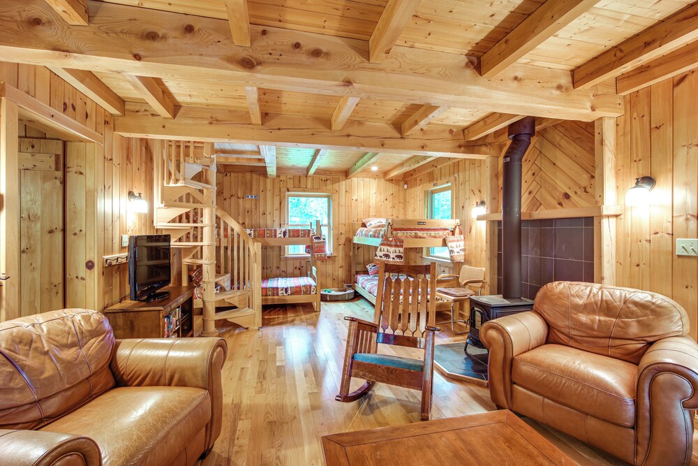 8 Mi to Okemo Mountain Resort: Mtn-view Retreat!