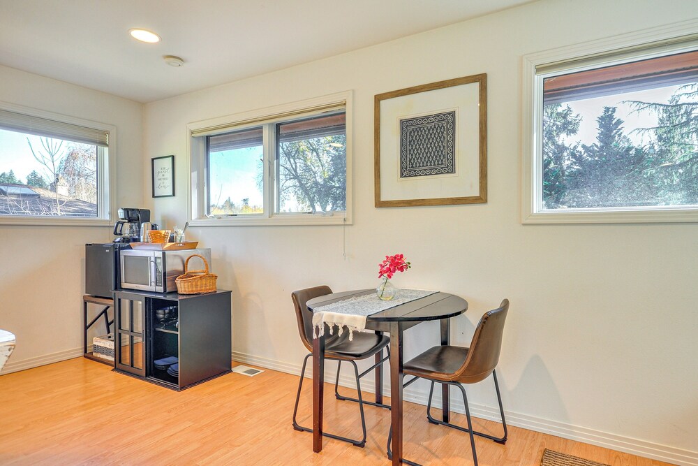 Walk to Willamette River: Studio in West Linn