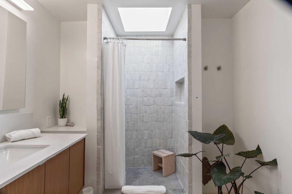 Sleeps 10, Luxe 2 Homes Malibu Hills Retreat Cielo Estate by Avantstay