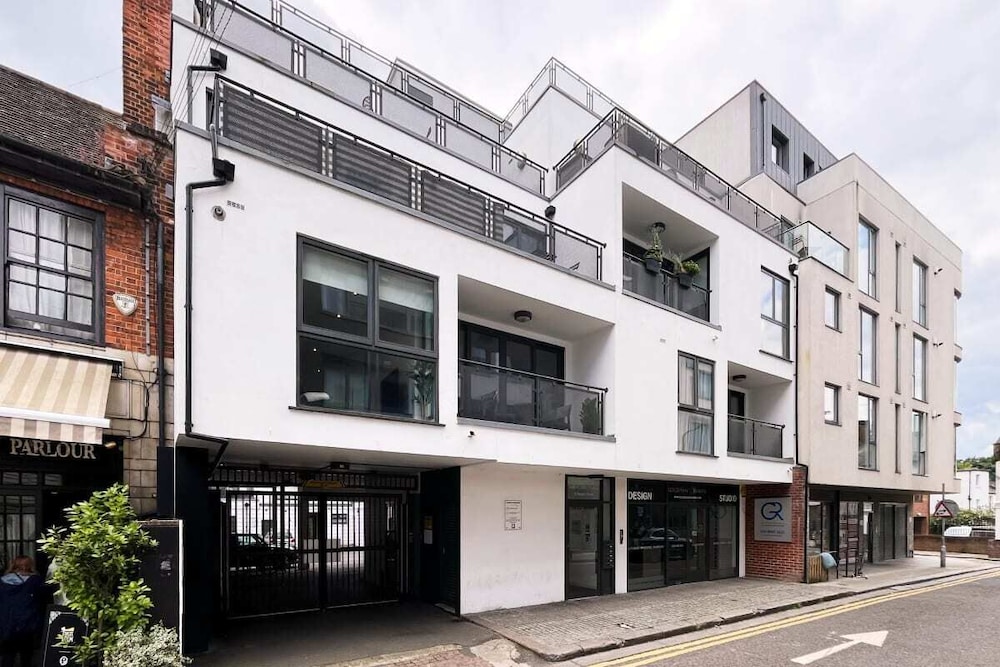 The Kensal Green Wonder - Bright 2bdr Flat With Balcony