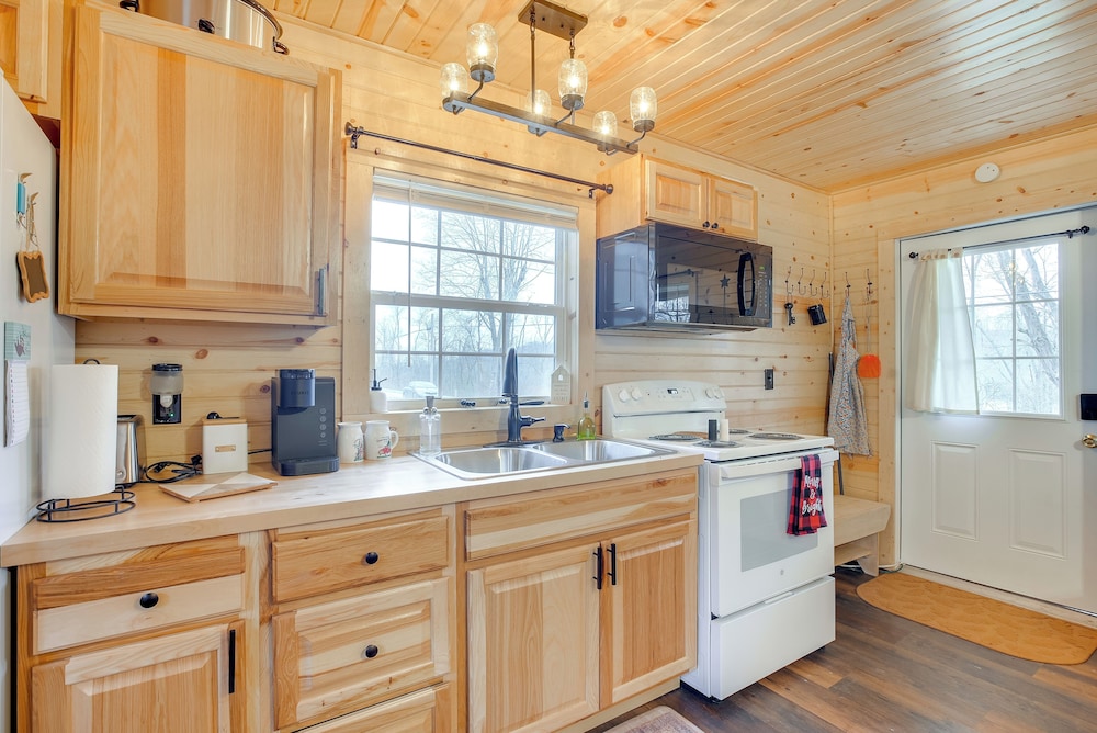 On 40 Acres: Charming Cabin in Zanesville!