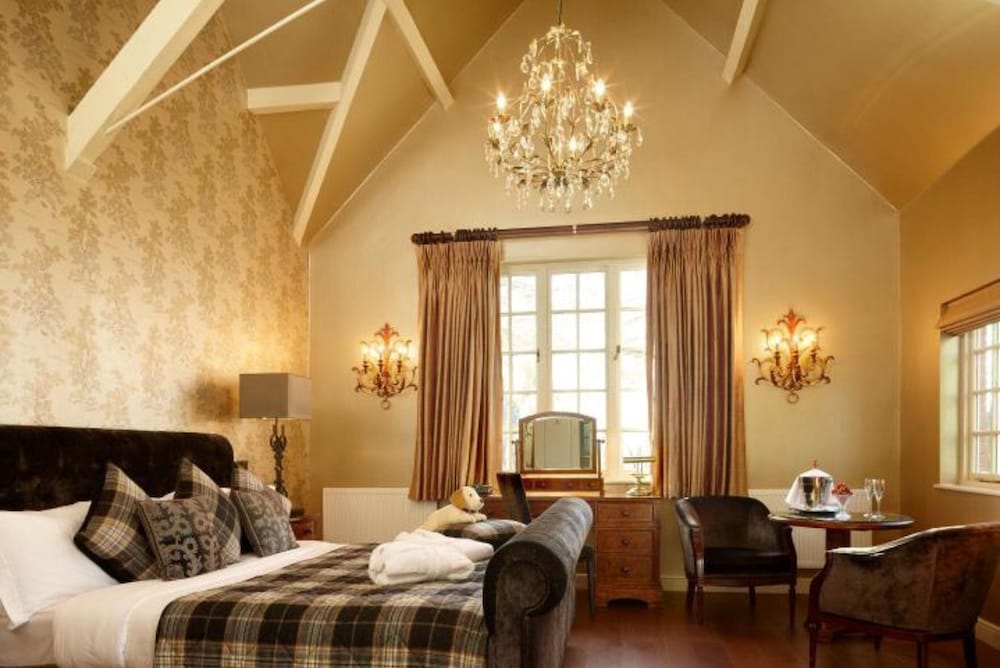 Bridgend Vacations - The Coed-Y-Mwstwr Hotel - Property Image 2