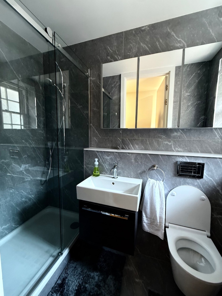 Central London Apartment With 2 Bedrooms -sleeps 6