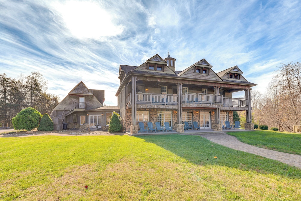 Private Hot Tub: 'bays View Lodge' in Kingsport!