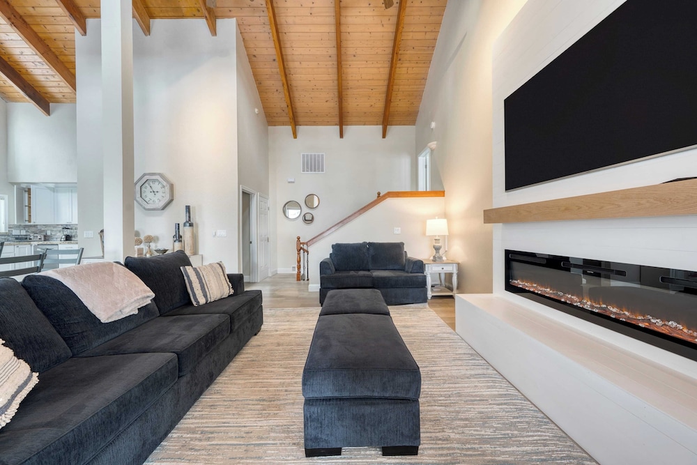 Views + Mins to Skiing, Lake, & Incline Village Incline Serenity by Avantstay