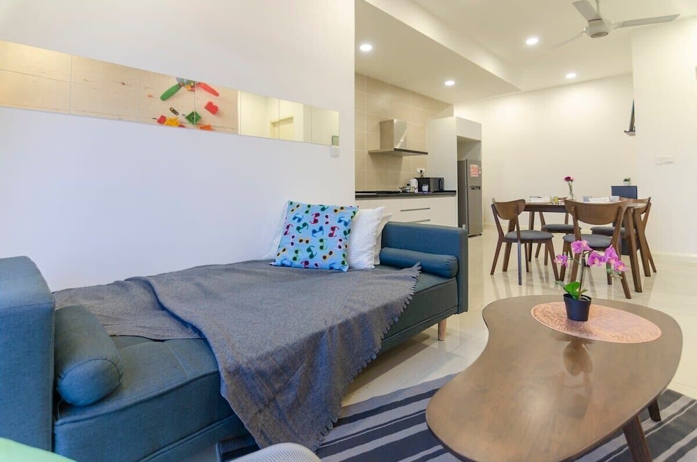 3BR D'pristine Suite Near Legoland, Stunning Views