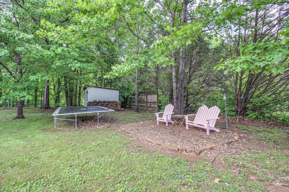 Great for Groups: Family Creekside Home in Loretto