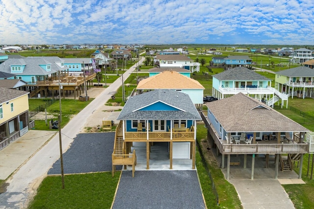 High Tide Hideaway 3 Bedroom Home by RedAwning view 3