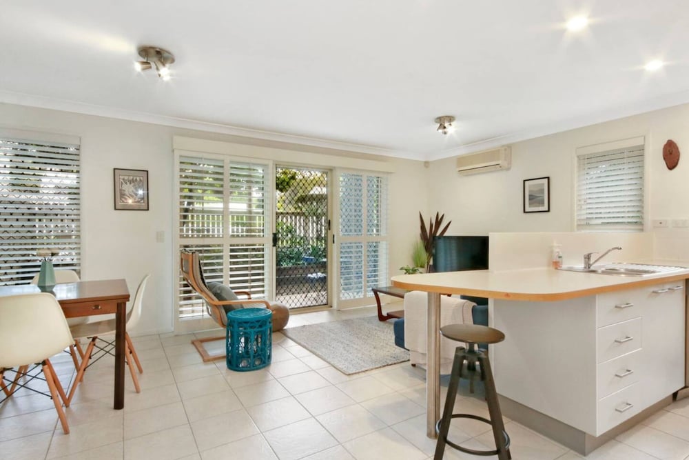 Spacious Inner South Townhouse Apartment Near to the CBD view 3