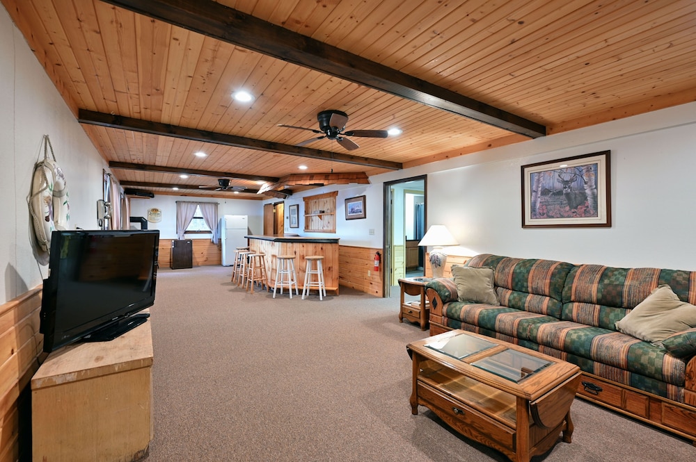 Kenny Lodge 4 Bedroom Hotel Room by RedAwning