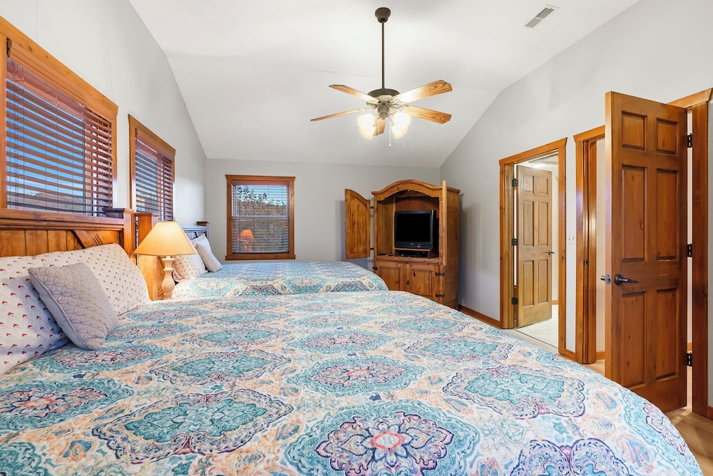 Kemper's Cabin in the Ozarks - Onsite Amenities