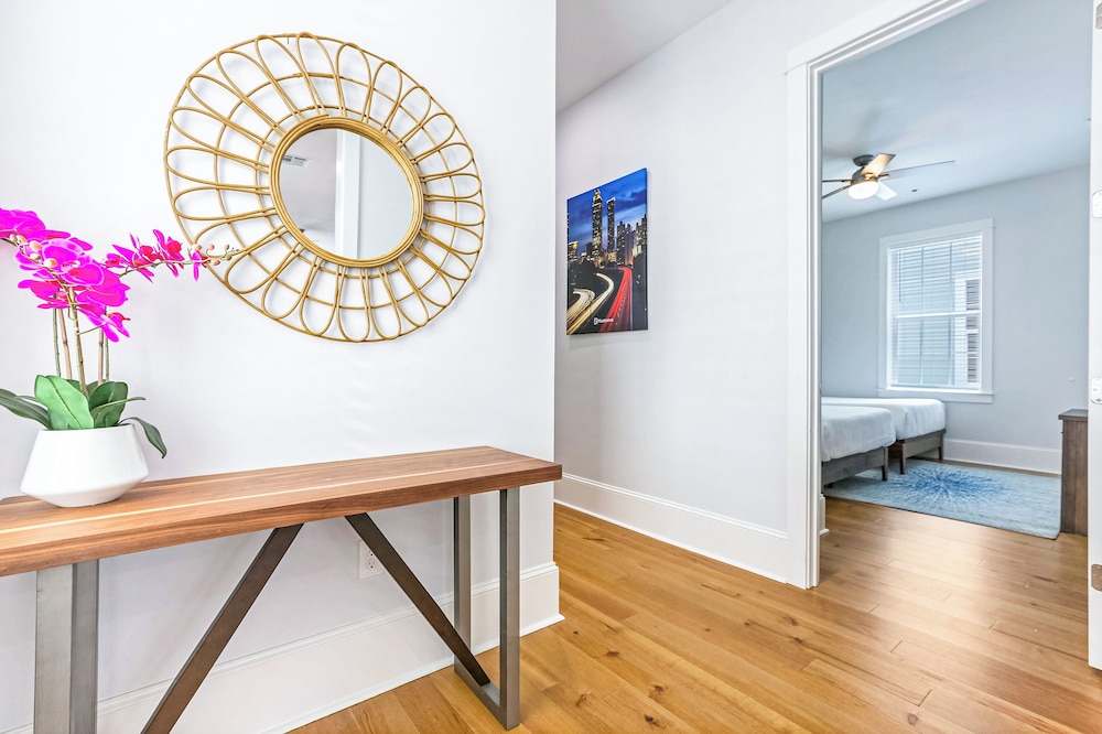 Stunning 4 BR Condo + Pool - Near St. Charles