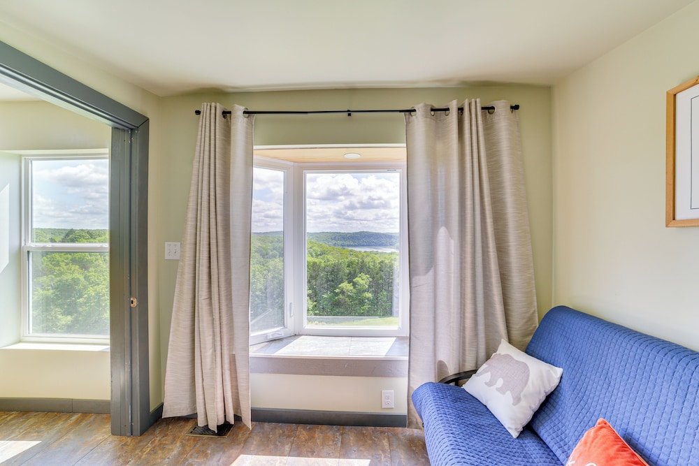 Lake Taneycomo Views: Family-friendly Cabin!