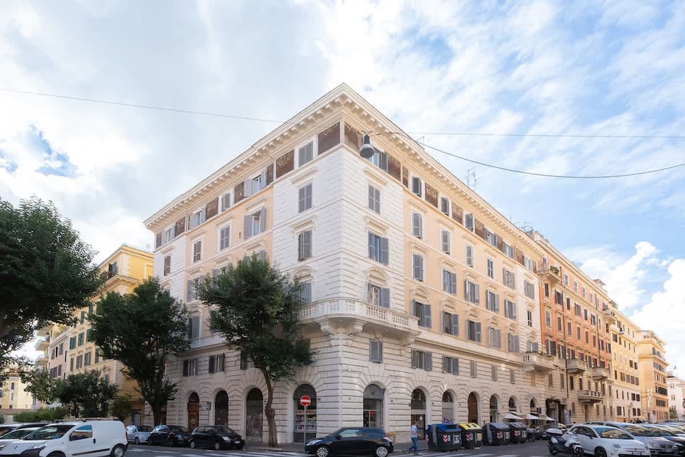Colosseum Holidays - Three-bedroom Apartment