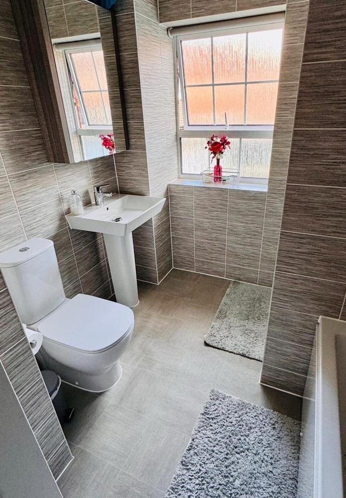 High END Spacious 4 Bed House - Free Parking