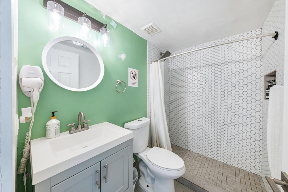 Retro Miami Getaway With Free Parking 1 Minute From Beach
