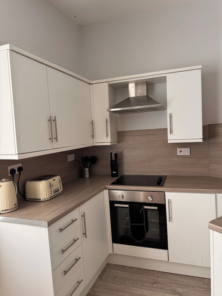 House - Sleeps 6 - Pet Friendly - Garden - Parking