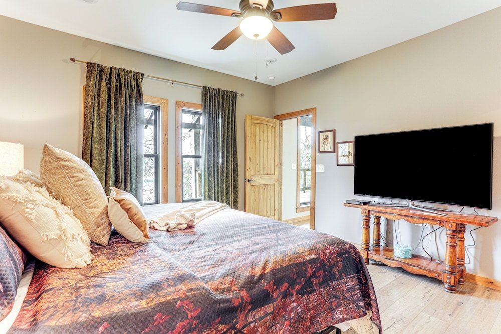 Lake Views & Golf Access at Secluded Drasco Lodge