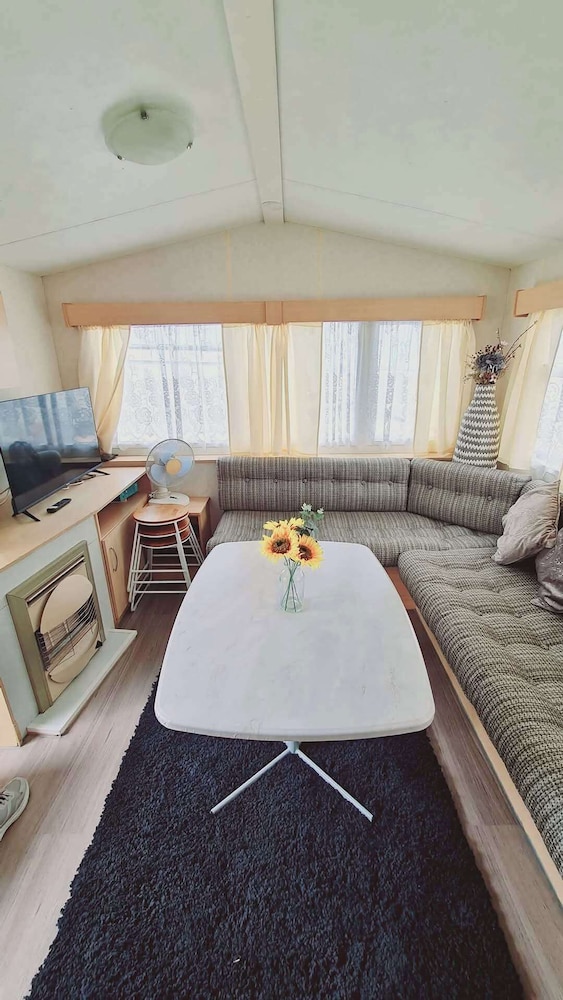 3-bed Cabin, Sleeps 6 With Pool & 5 Mins to Beach