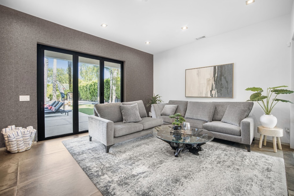 Louise Modern - Luxury Smart Estate in Encino w/ Pool, Gym & Spa
