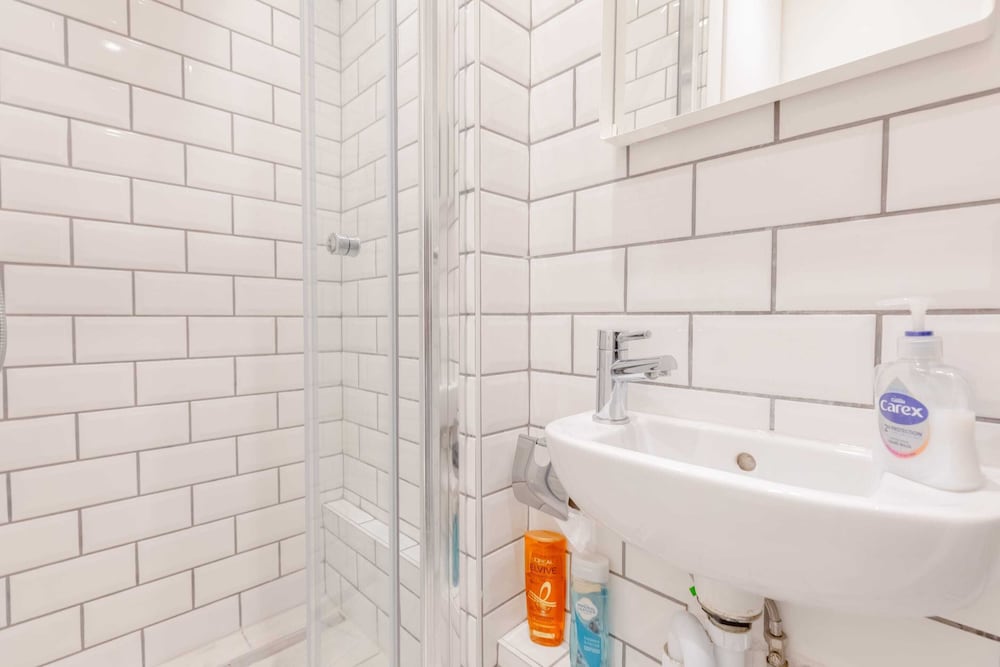 Homely 2BD Flat W/private Patio Near Maida Vale!