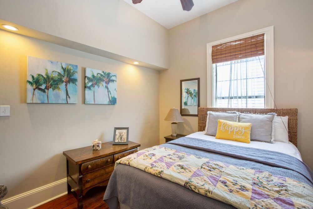 Antigua Key - Just A Couple Blocks To Seawall Beaches, Shops, Restaurants And Pleasure Pier! 4 Bedroom Home by RedAwning view 3