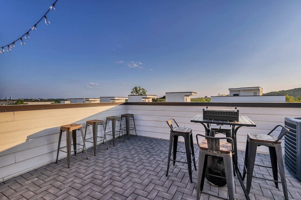 New Rooftop With City Views Game Room DT Nash