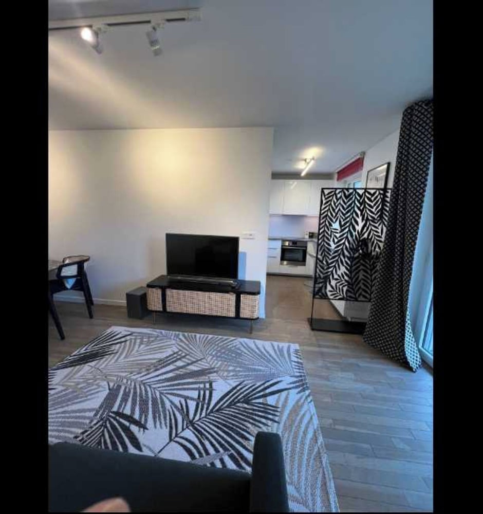 Flat With Balcony 4p/1bdr Near La Defense