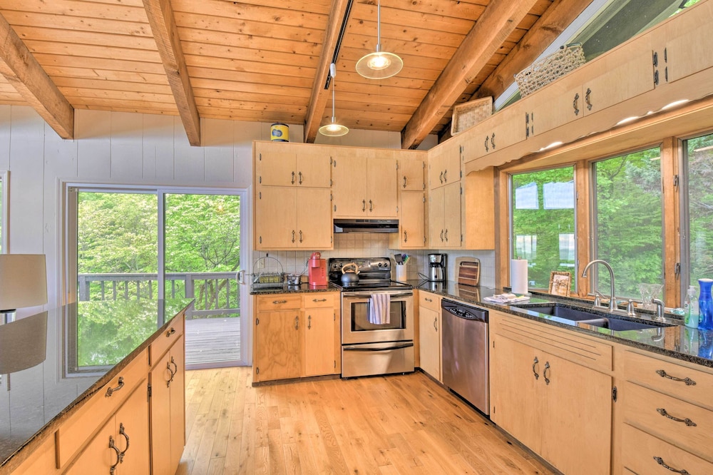 Cabin w/ Balcony & Mtn Views Near Sky Valley! view 2