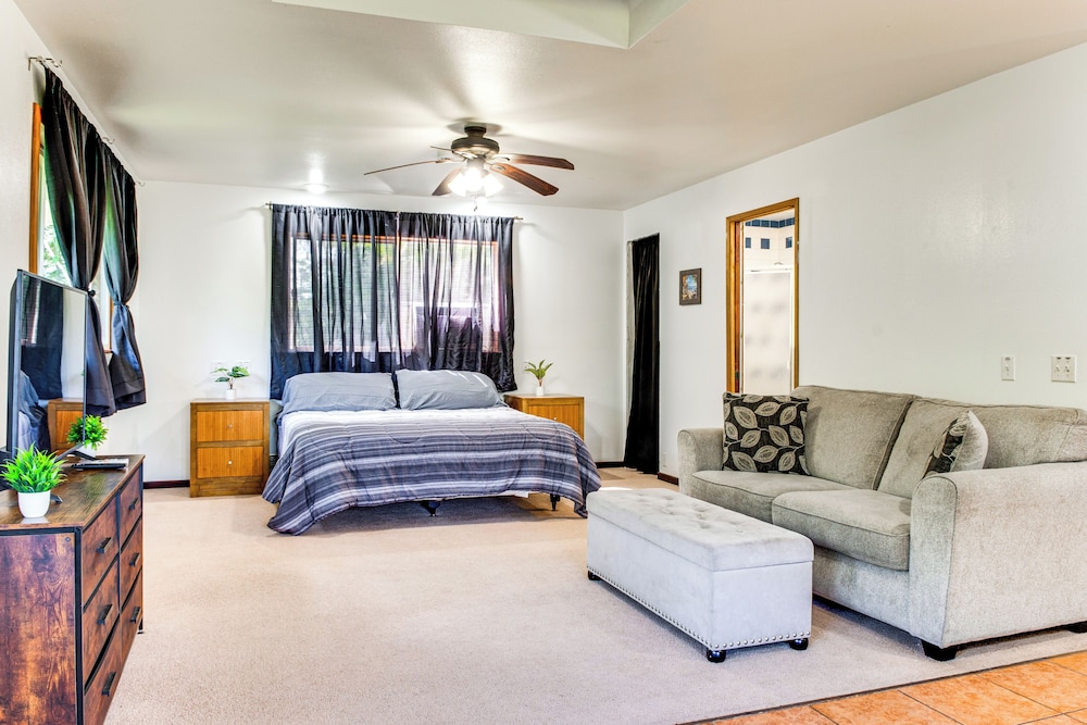 4 Mi to Beach: Keaau Retreat w/ Relaxing Porch!